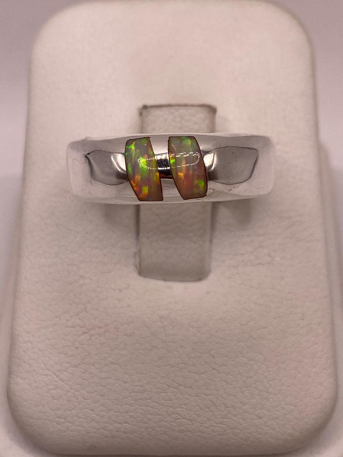 Anillo con Ópalo de Fuego Iridiscente en Plata Ley .925