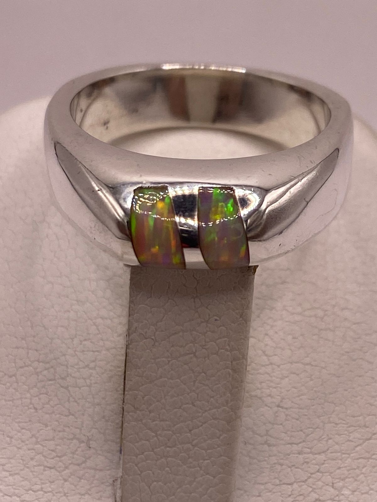 Anillo con Ópalo de Fuego Iridiscente en Plata Ley .925