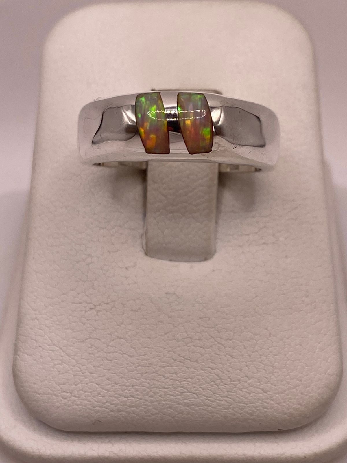 Anillo con Ópalo de Fuego Iridiscente en Plata Ley .925