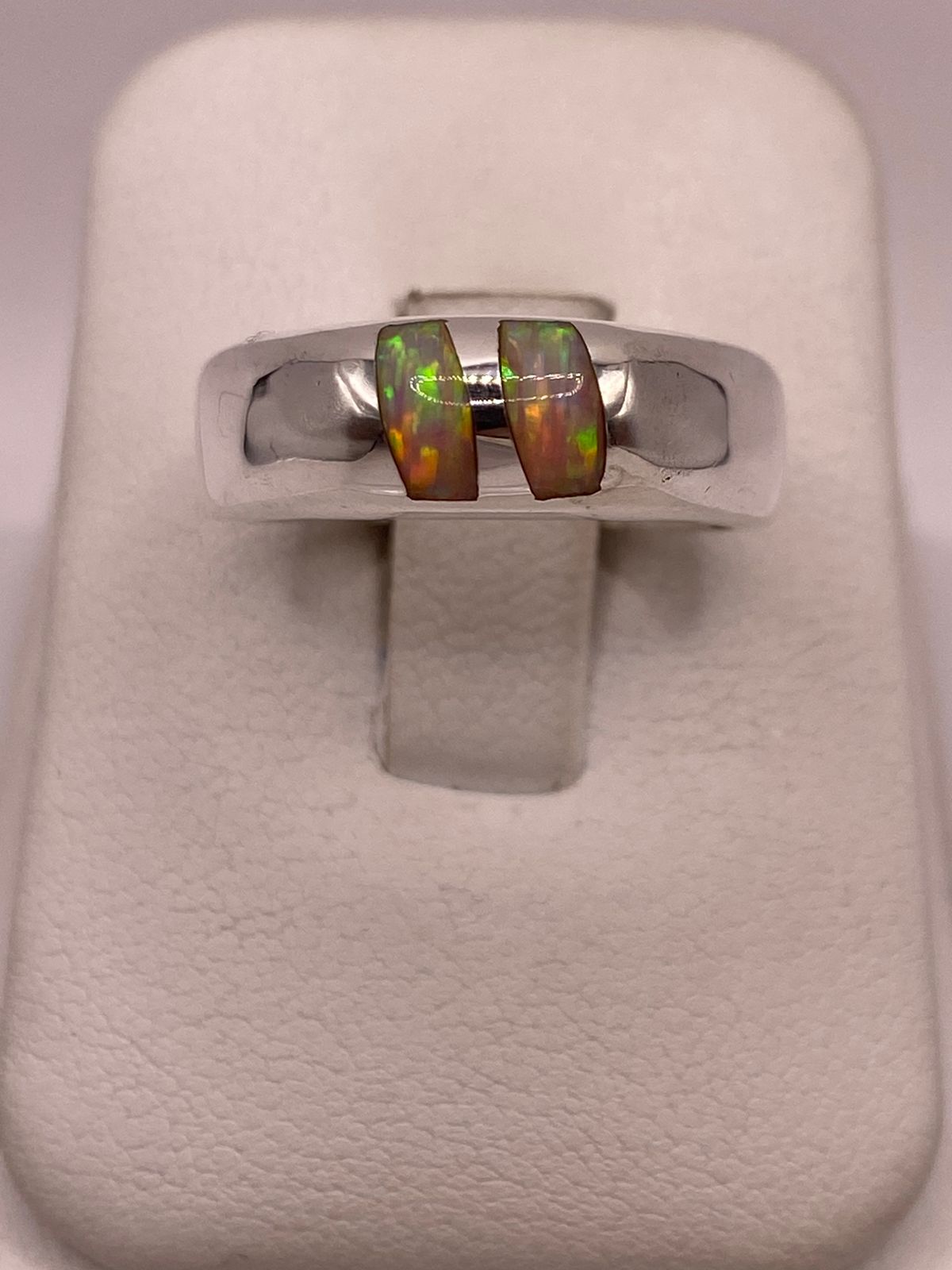 Anillo con Ópalo de Fuego Iridiscente en Plata Ley .925