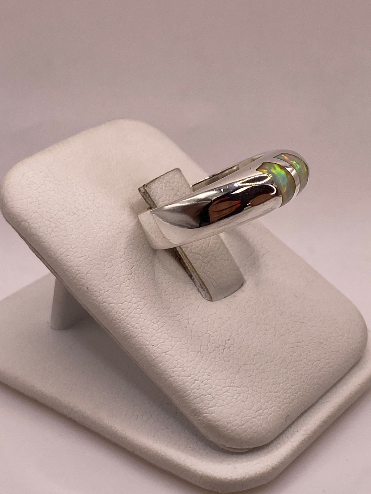 ANILLO CON ÓPALO DE FUEGO IRIDISCENTE EN PLATA LEY .925