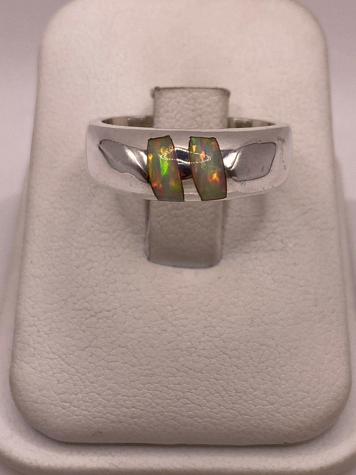 ANILLO CON ÓPALO DE FUEGO IRIDISCENTE EN PLATA LEY .925
