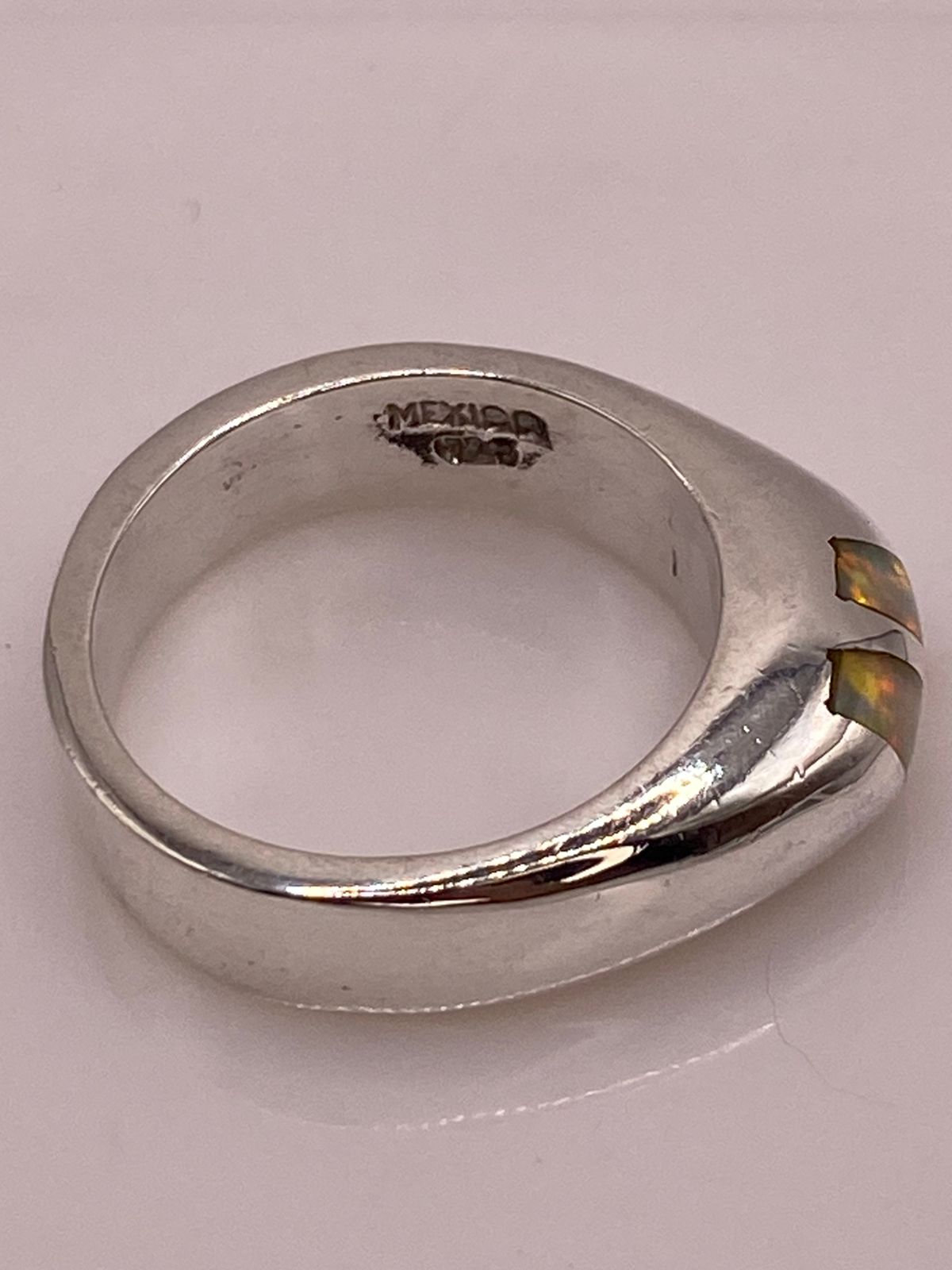 ANILLO CON ÓPALO DE FUEGO IRIDISCENTE EN PLATA LEY .925