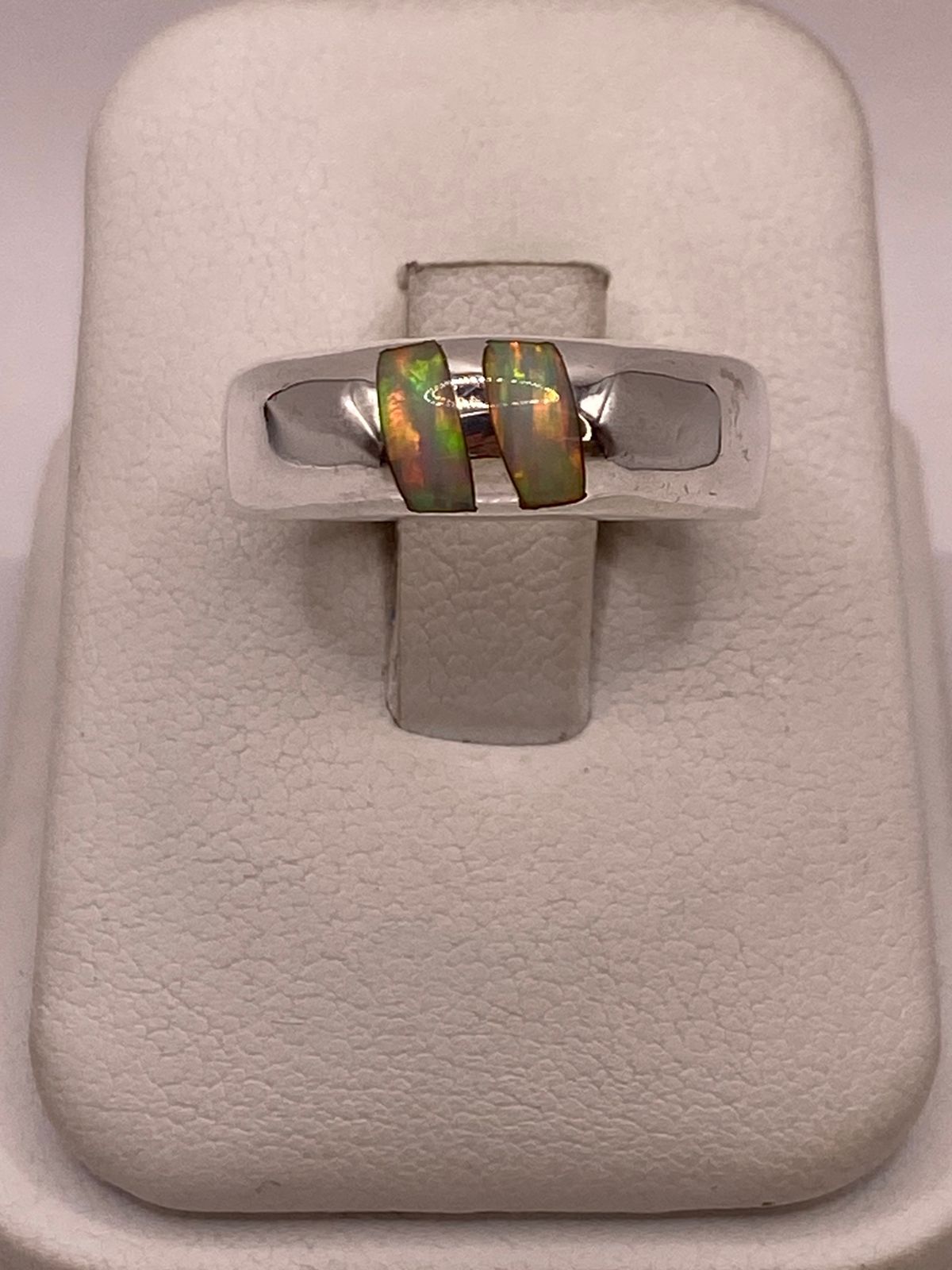 ANILLO CON ÓPALO DE FUEGO IRIDISCENTE EN PLATA LEY .925