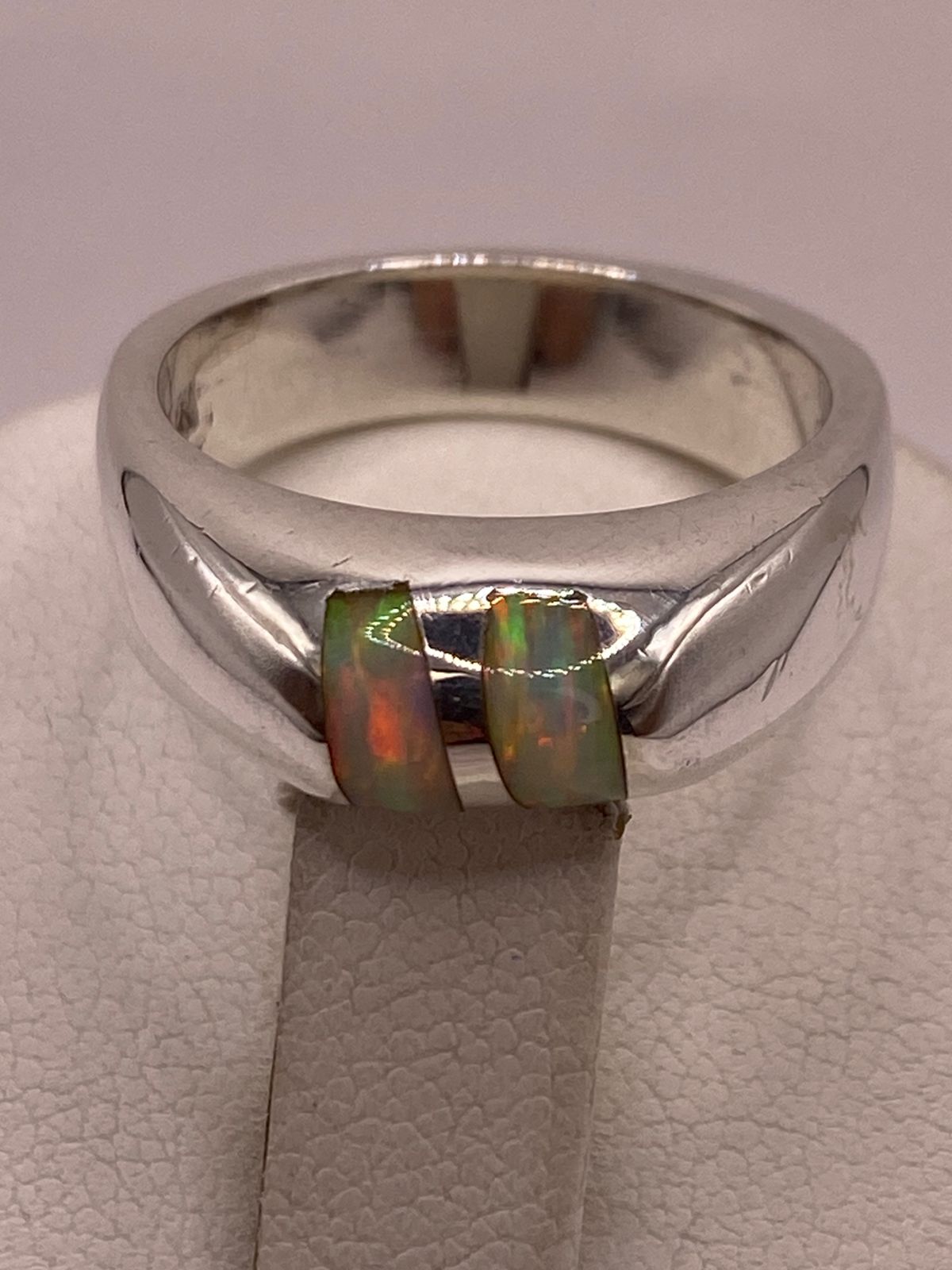 ANILLO CON ÓPALO DE FUEGO IRIDISCENTE EN PLATA LEY .925