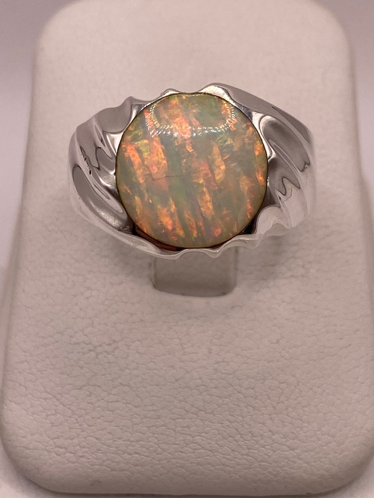 ANILLO CON ÓPALO DE FUEGO IRIDISCENTE EN PLATA LEY .950