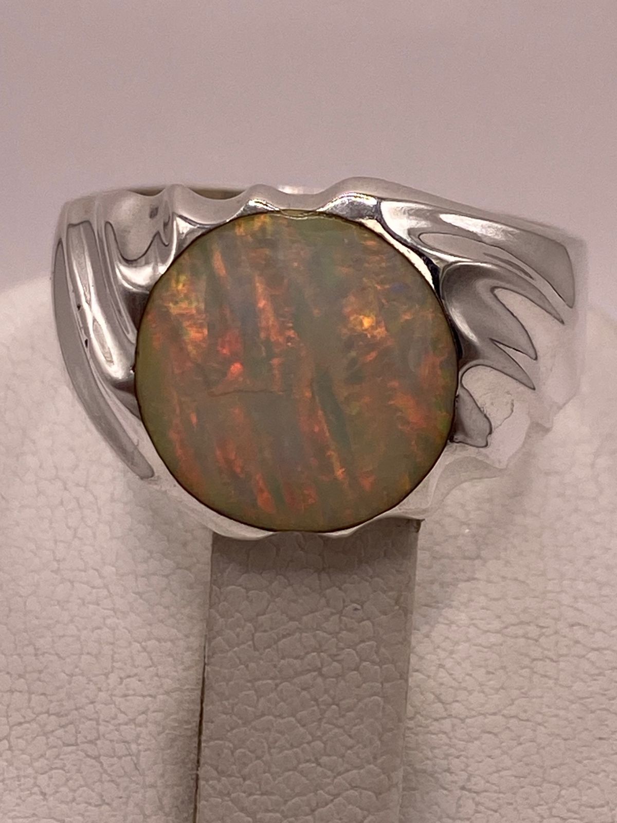 ANILLO CON ÓPALO DE FUEGO IRIDISCENTE EN PLATA LEY .950
