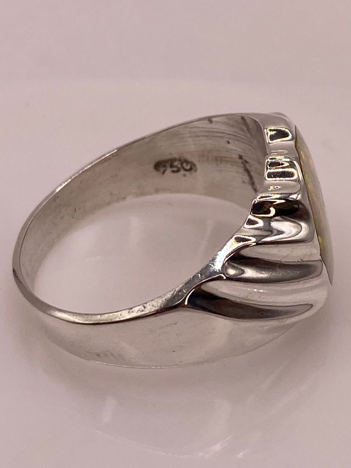 ANILLO CON ÓPALO DE FUEGO IRIDISCENTE EN PLATA LEY .950