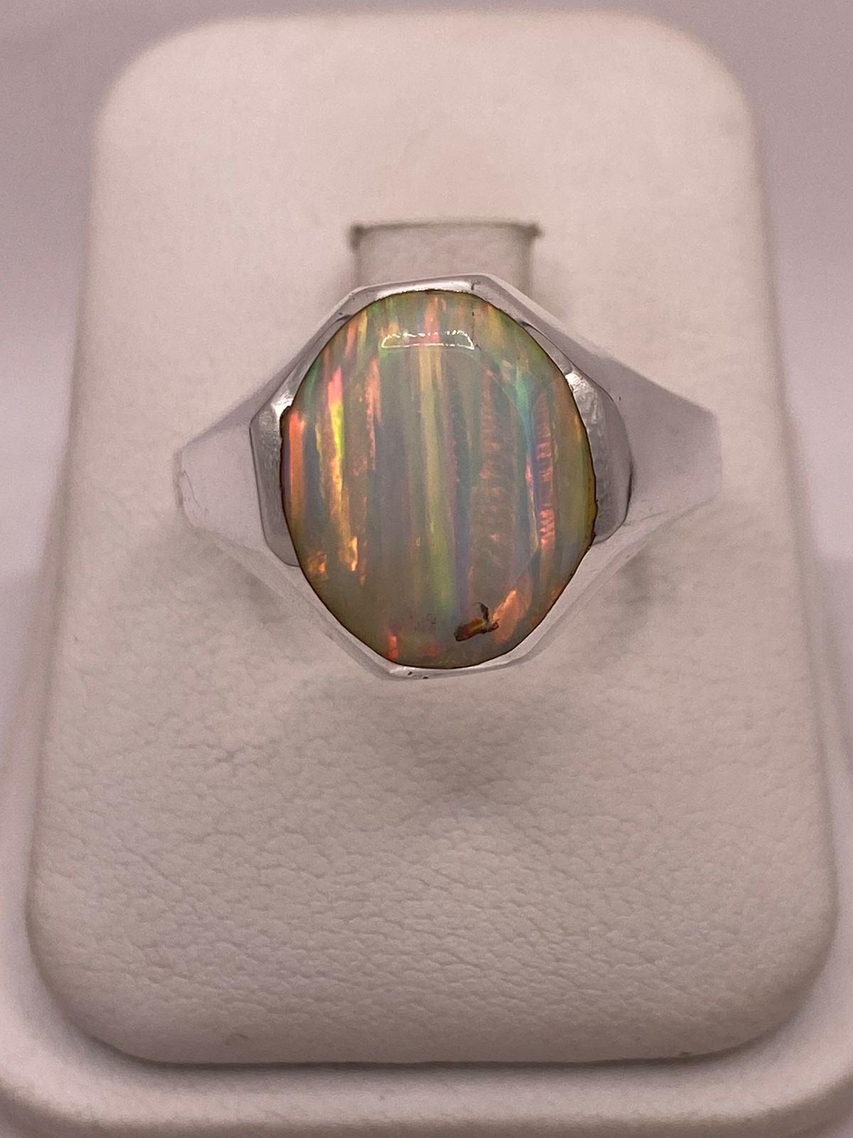 Anillo de Ópalo de Fuego Iridiscente en Plata Ley .950