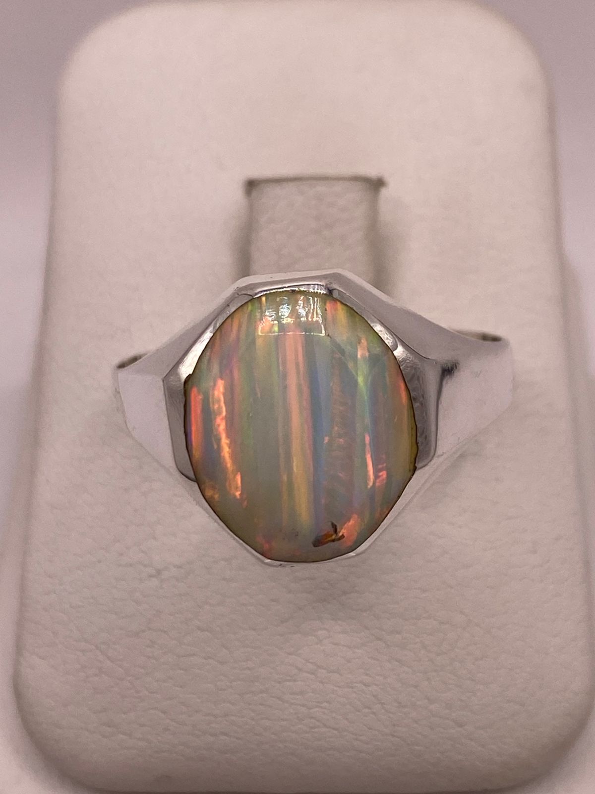 Anillo de Ópalo de Fuego Iridiscente en Plata Ley .950