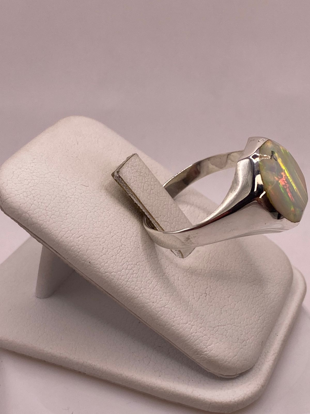 Anillo de Ópalo de Fuego Iridiscente en Plata Ley .950