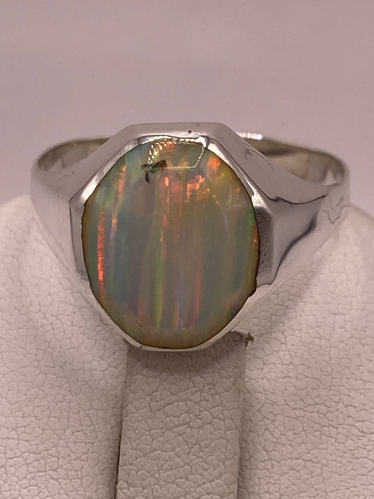 Anillo de Ópalo de Fuego Iridiscente en Plata Ley .950