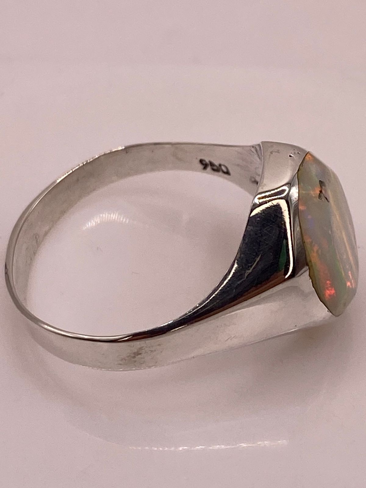 Anillo de Ópalo de Fuego Iridiscente en Plata Ley .950