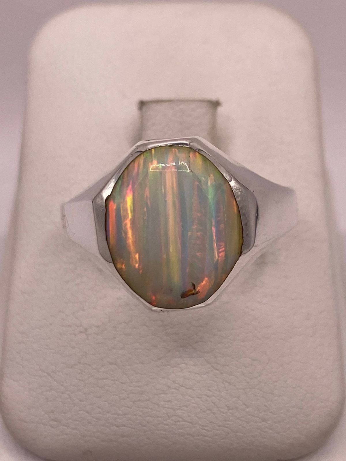 Anillo de Ópalo de Fuego Iridiscente en Plata Ley .950