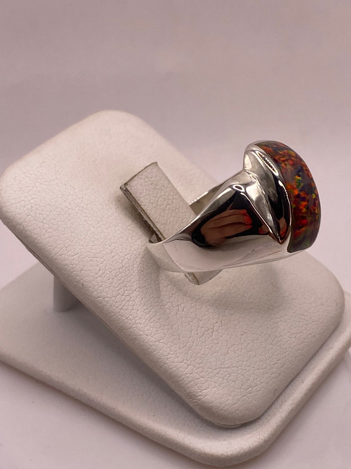 ANILLO DE ÓPALO DE FUEGO MULTICOLOR IRIDISCENTE EN PLATA LEY .925