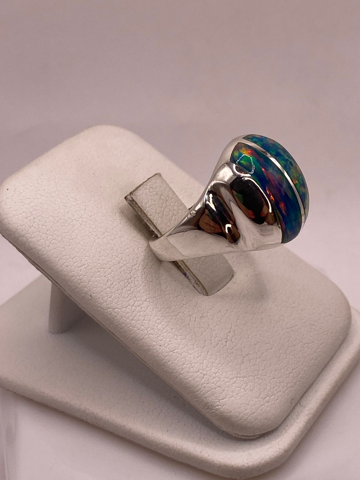 Anillo de Ópalo de Fuego Multicolor Iridiscente en Plata Ley .925