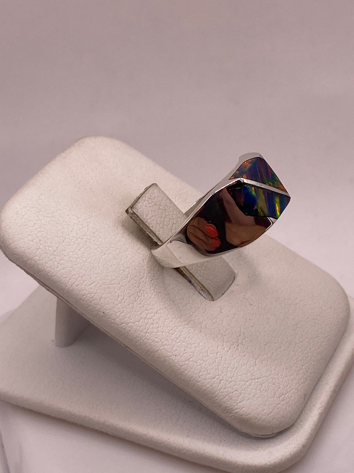 Anillo de Ópalo de Fuego Multicolor Iridiscente en Plata Ley .925
