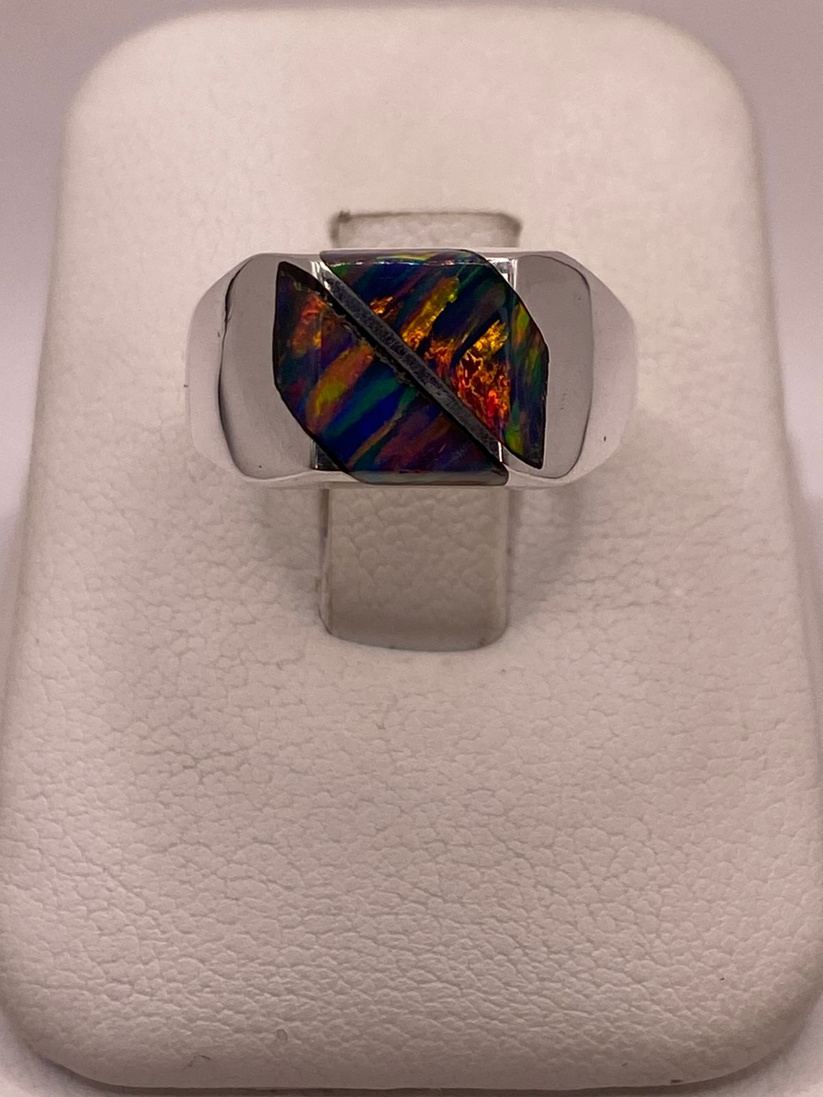 Anillo de Ópalo de Fuego Multicolor Iridiscente en Plata Ley .925