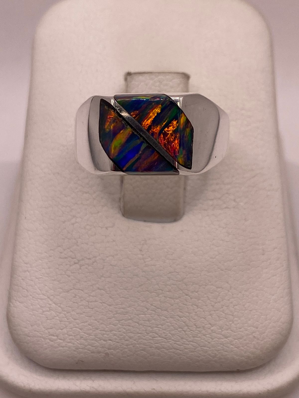 Anillo de Ópalo de Fuego Multicolor Iridiscente en Plata Ley .925