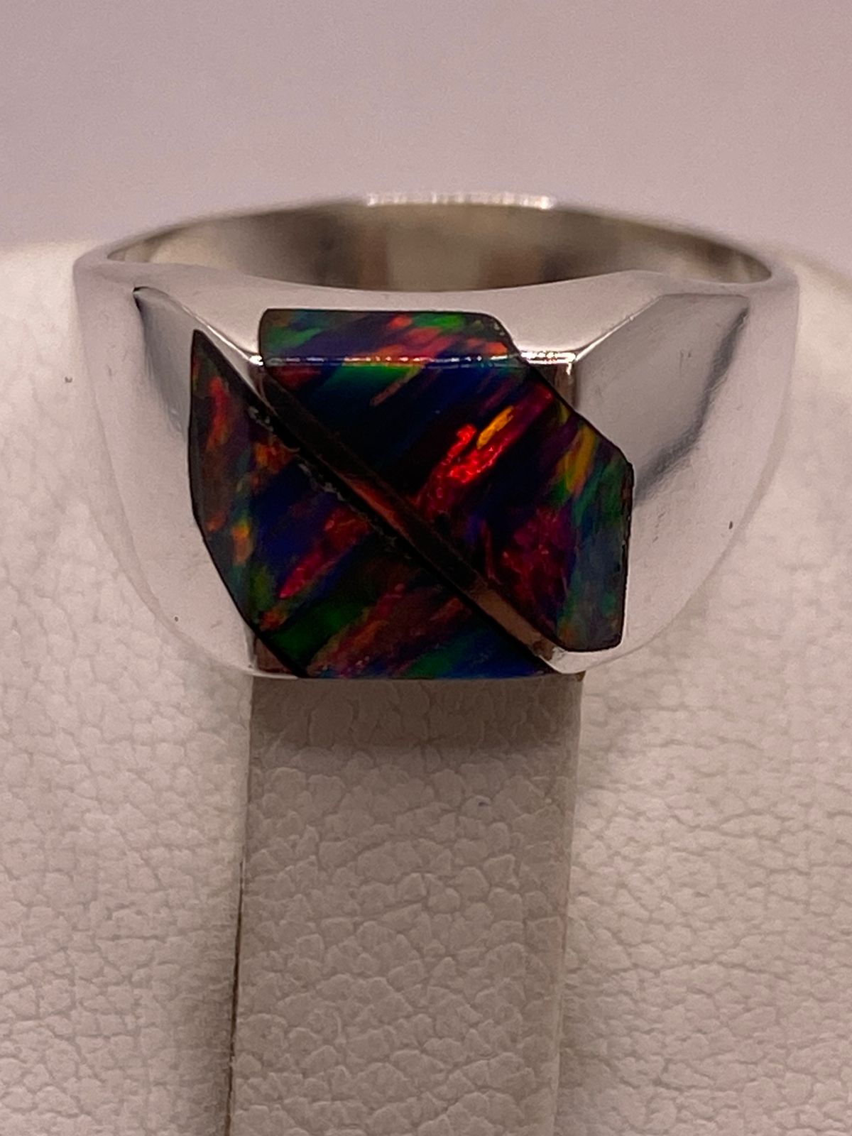 Anillo de Ópalo de Fuego Multicolor Iridiscente en Plata Ley .925