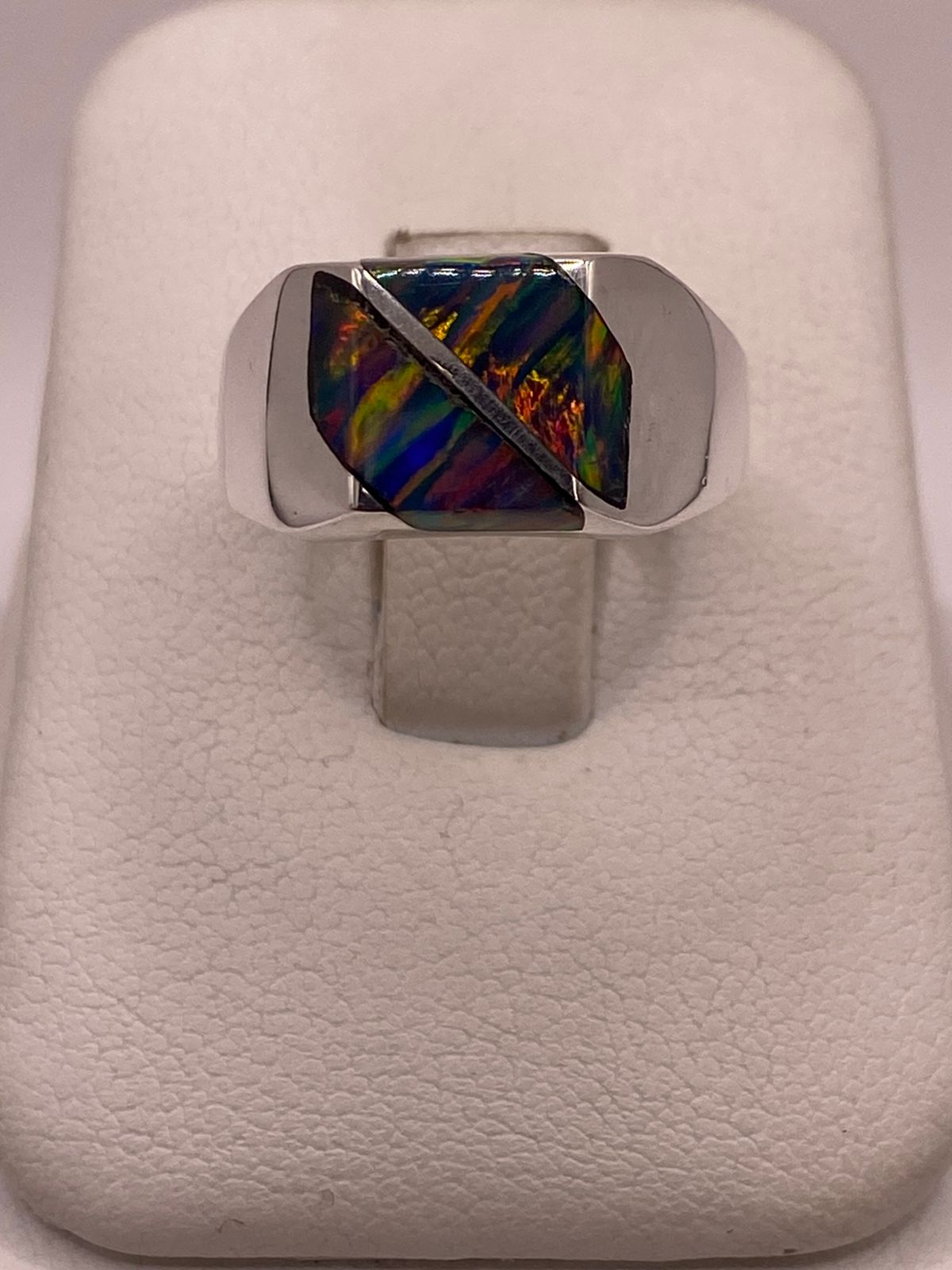 Anillo de Ópalo de Fuego Multicolor Iridiscente en Plata Ley .925