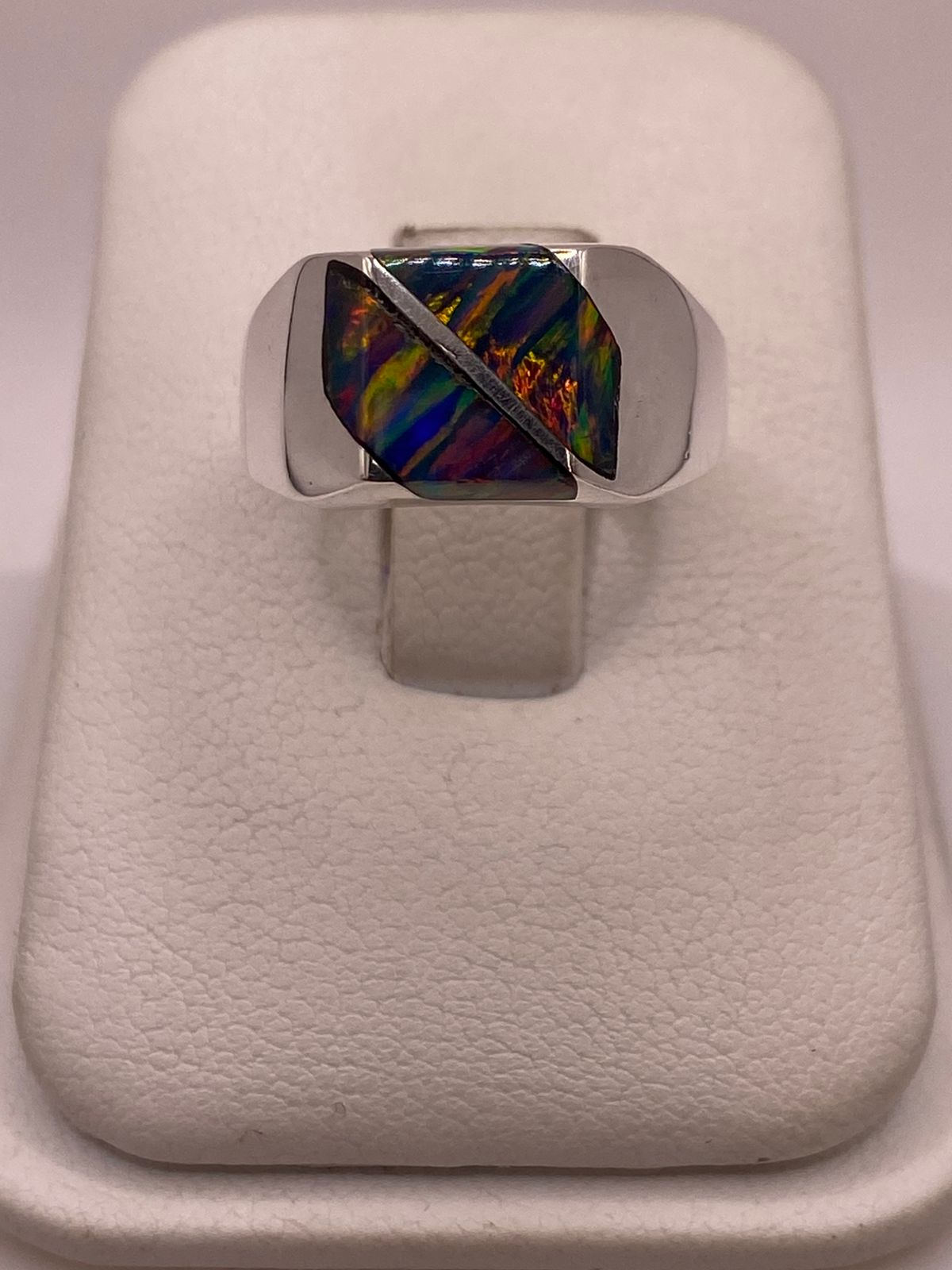 Anillo de Ópalo de Fuego Multicolor Iridiscente en Plata Ley .925
