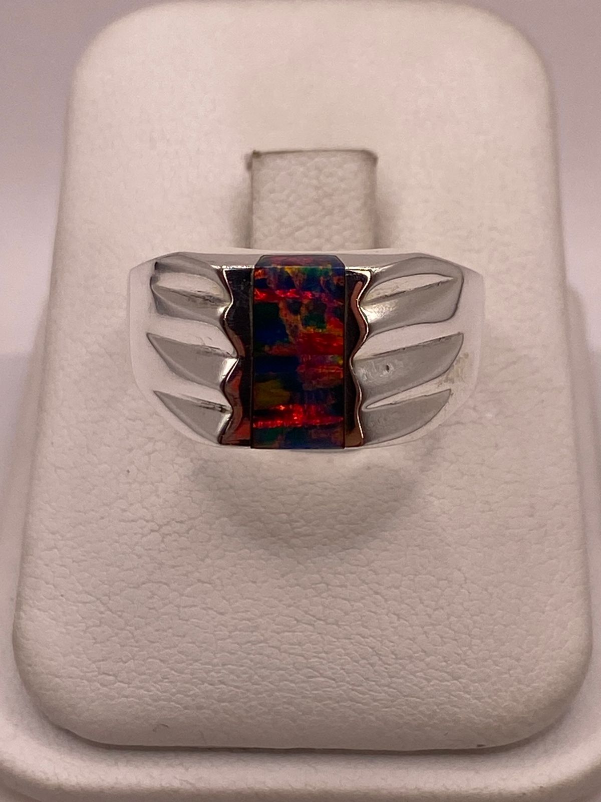 Anillo con Ópalo de Fuego Multicolor Iridiscente en Plata Ley .92