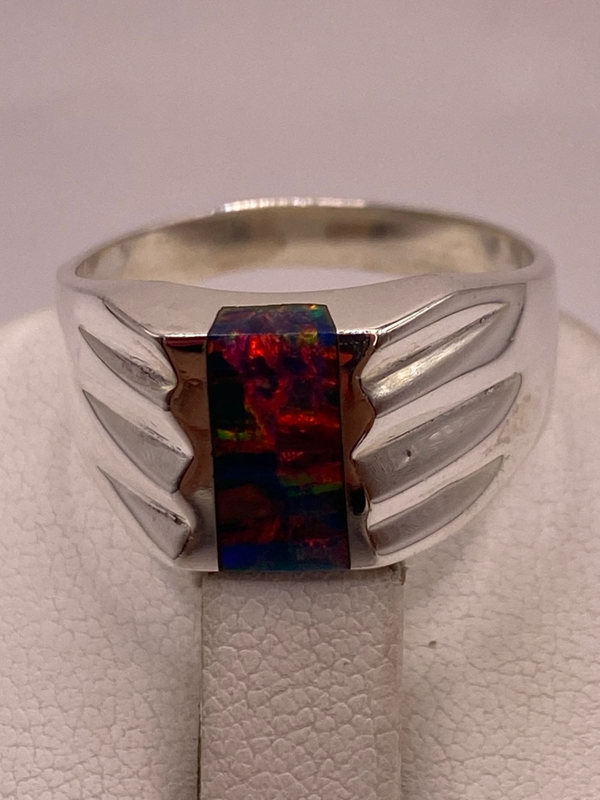 Anillo con Ópalo de Fuego Multicolor Iridiscente en Plata Ley .92