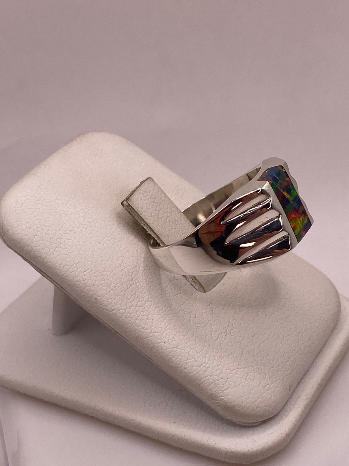 Anillo con Ópalo de Fuego Multicolor Iridiscente en Plata Ley .92