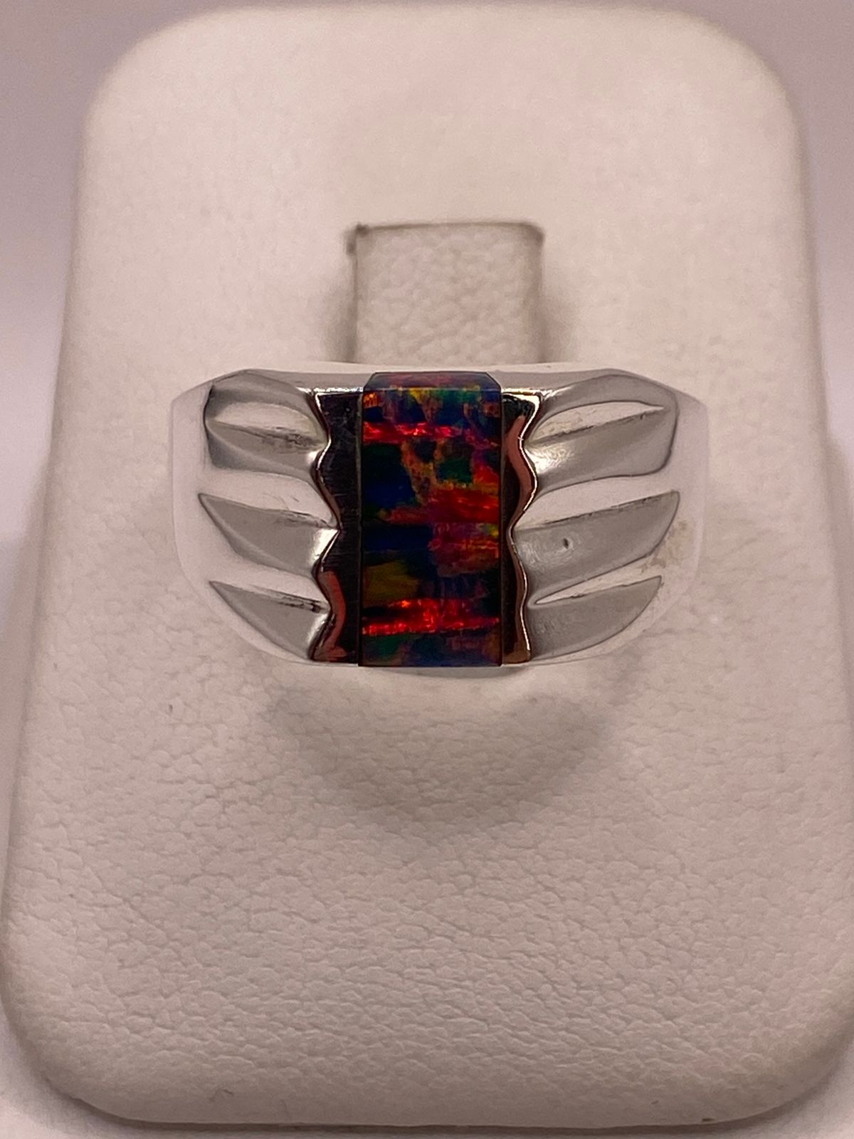 Anillo con Ópalo de Fuego Multicolor Iridiscente en Plata Ley .92