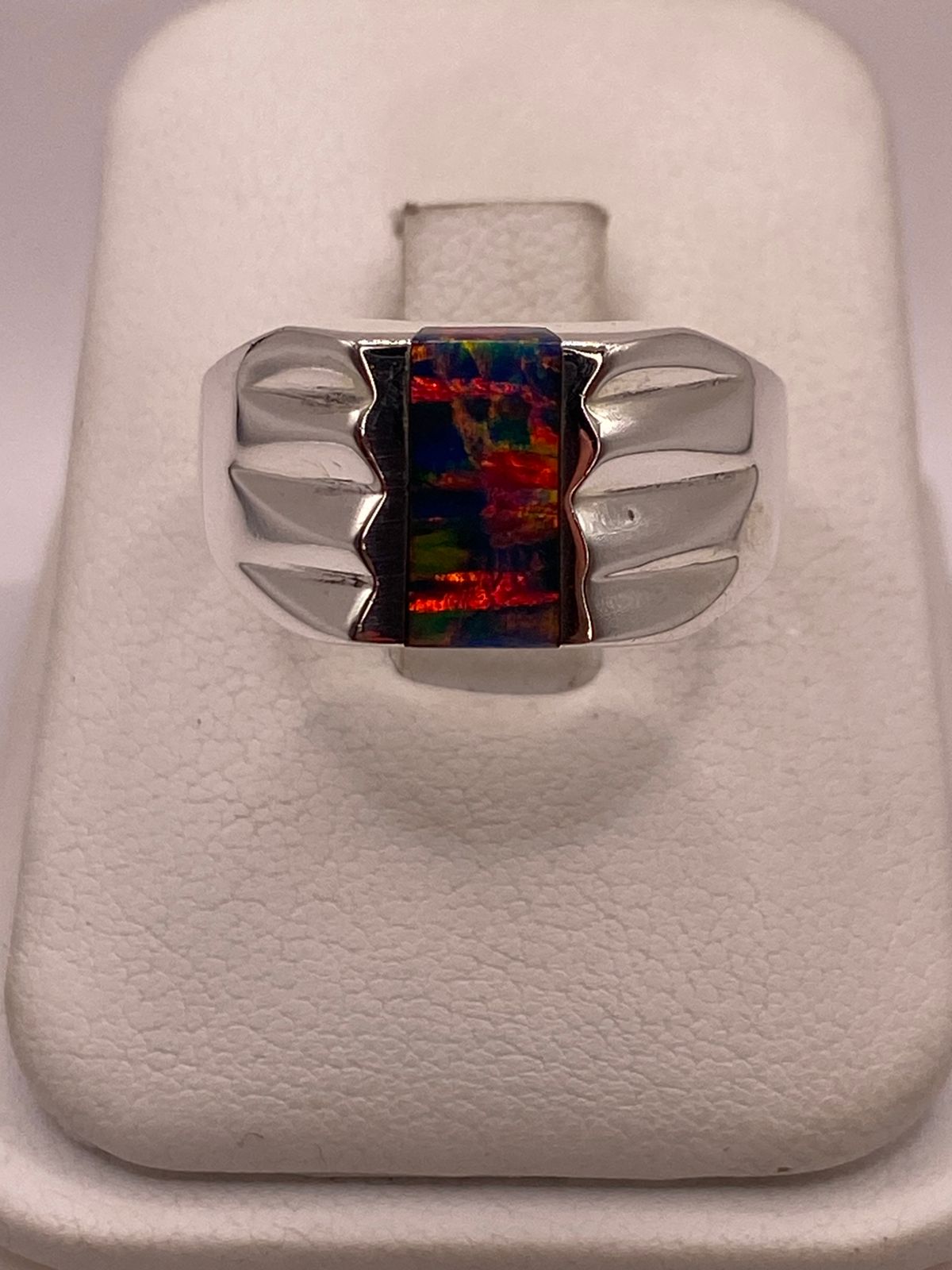 Anillo con Ópalo de Fuego Multicolor Iridiscente en Plata Ley .92
