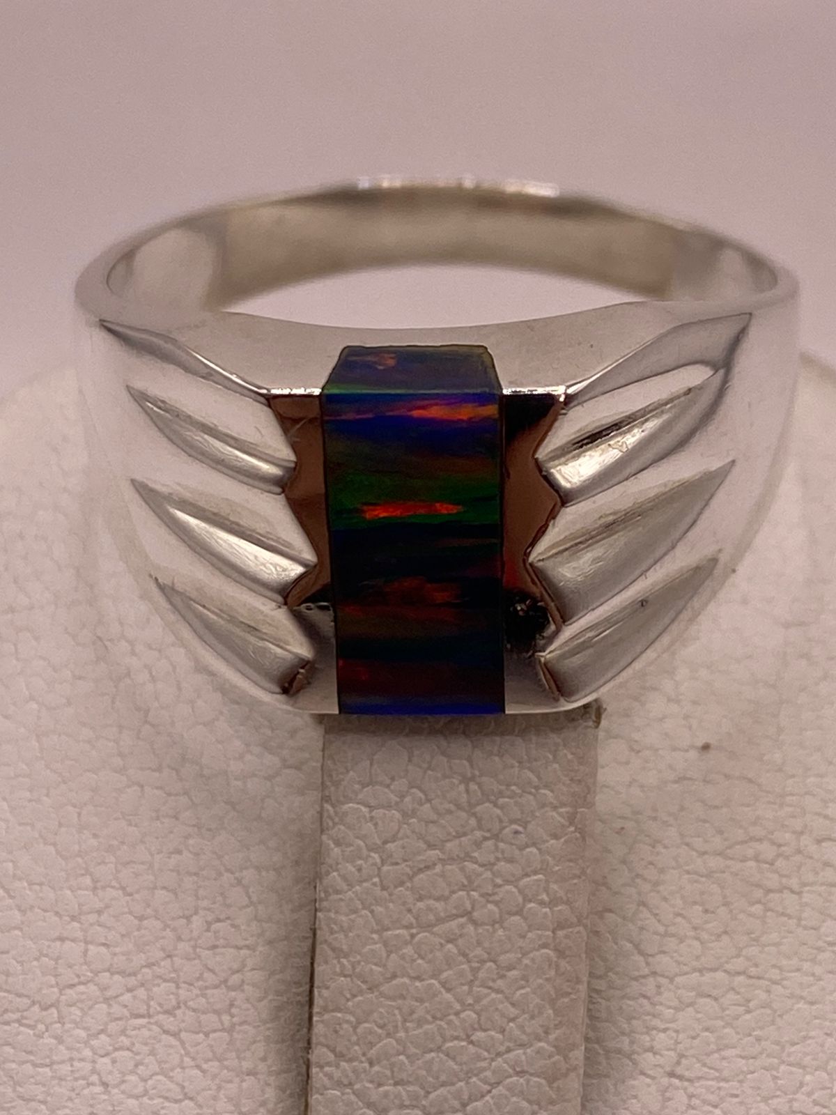 Anillo de Ópalo de Fuego Multicolor Iridiscente en Plata Ley .925
