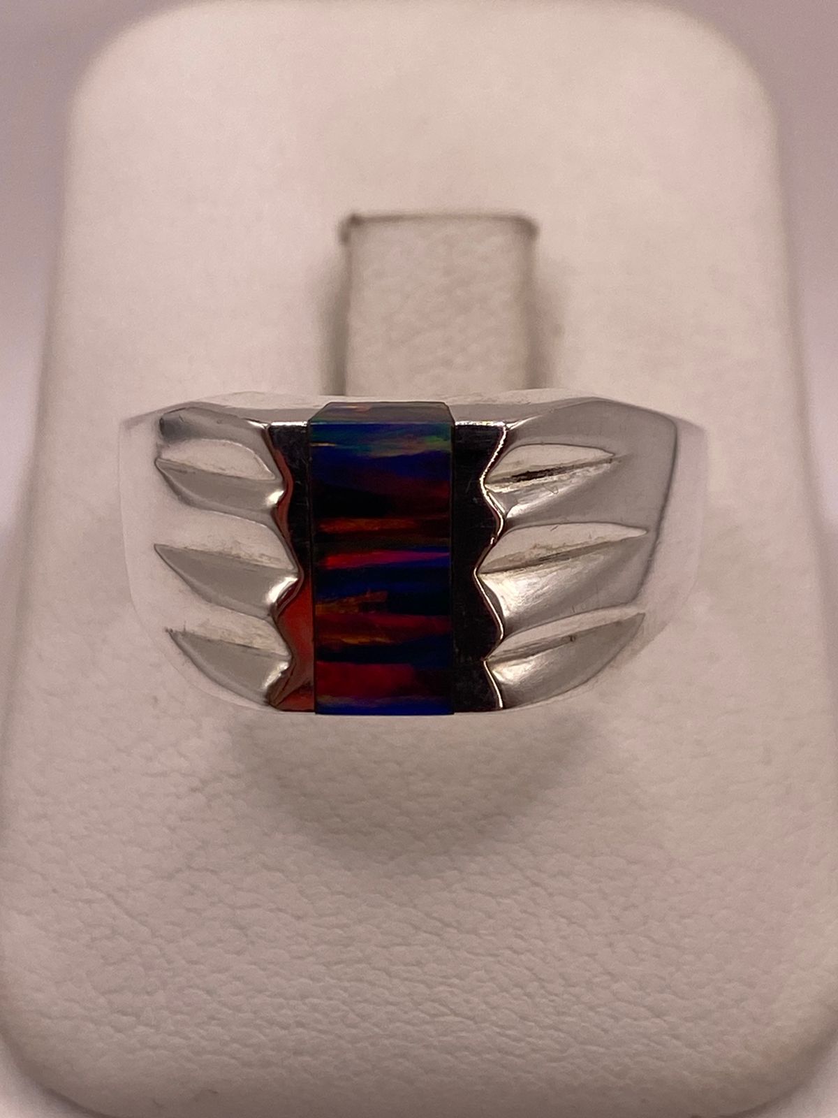Anillo de Ópalo de Fuego Multicolor Iridiscente en Plata Ley .925