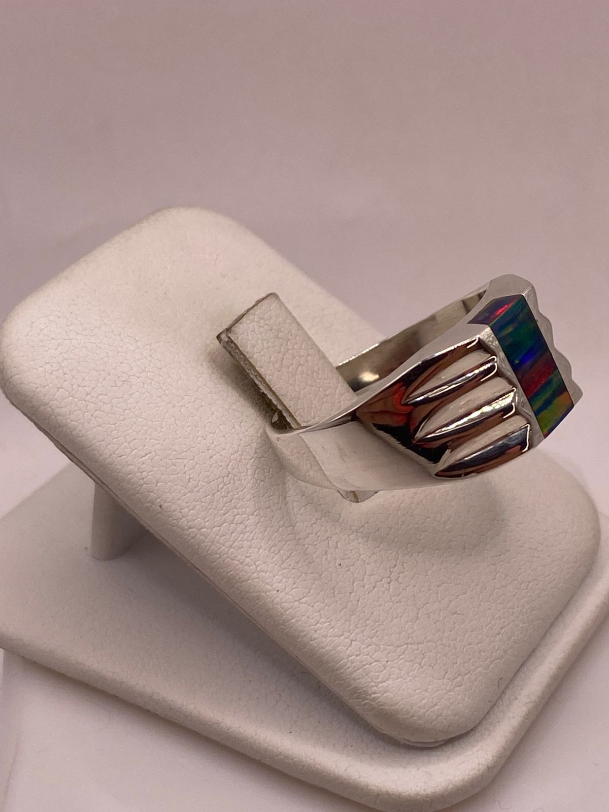 Anillo de Ópalo de Fuego Multicolor Iridiscente en Plata Ley .925