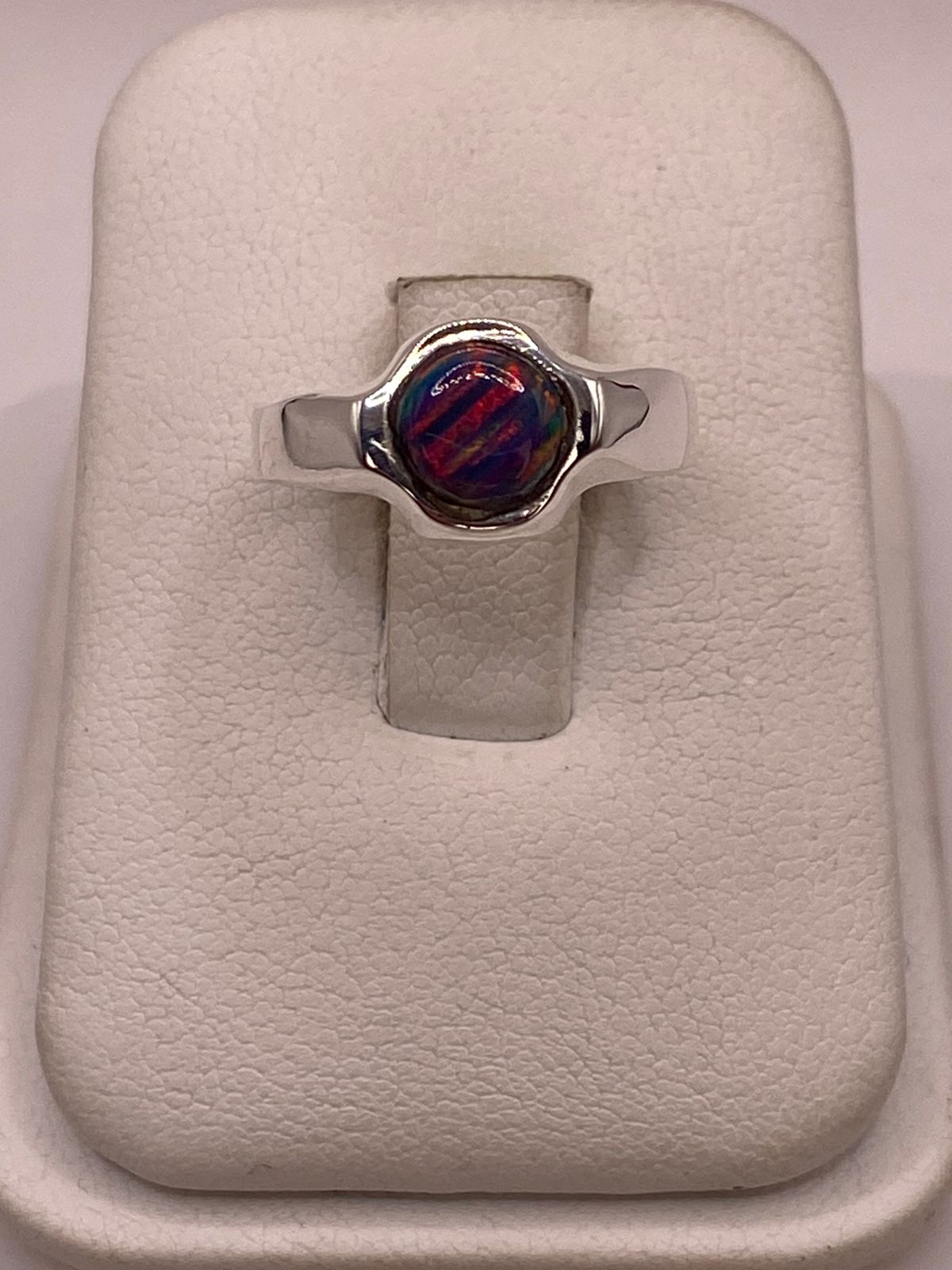 Anillo con Ópalo de Fuego Multicolor Iridiscente en Plata Ley .950
