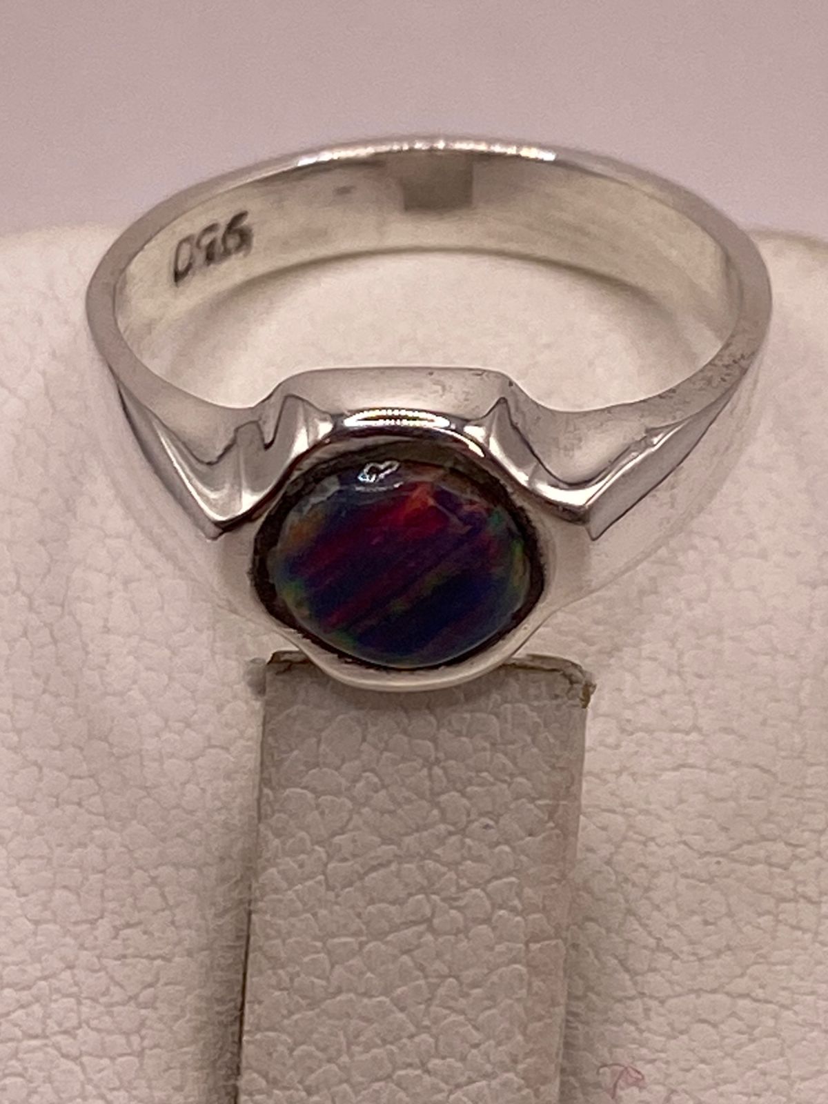Anillo con Ópalo de Fuego Multicolor Iridiscente en Plata Ley .950