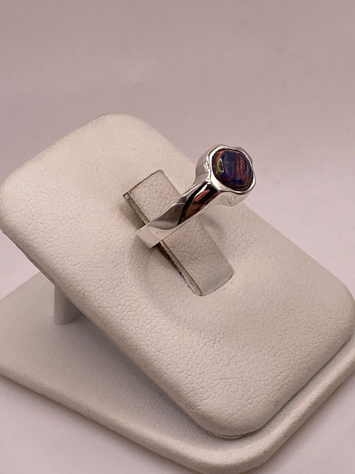 Anillo con Ópalo de Fuego Multicolor Iridiscente en Plata Ley .950