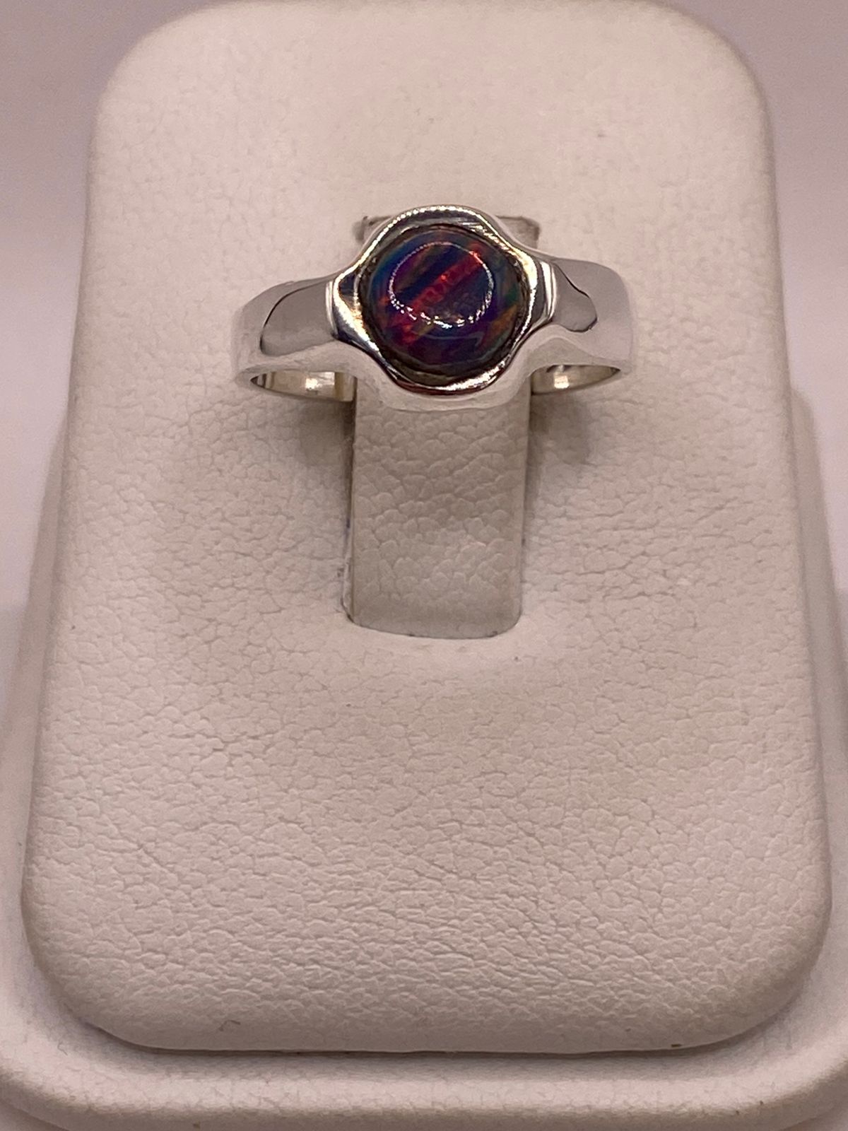 Anillo con Ópalo de Fuego Multicolor Iridiscente en Plata Ley .950