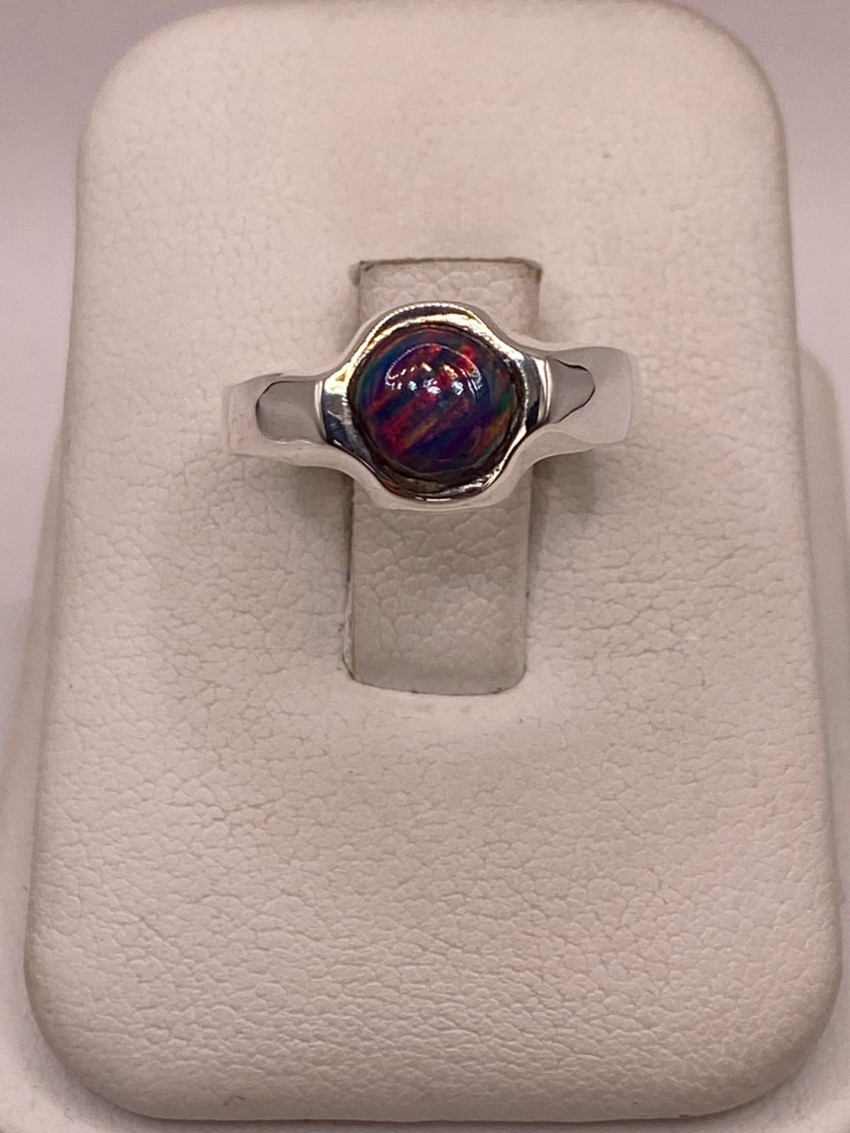 Anillo con Ópalo de Fuego Multicolor Iridiscente en Plata Ley .950