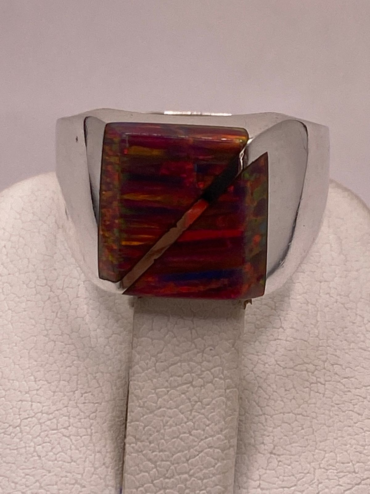 Anillo de Ópalo de Fuego Multicolor en Plata Ley .925