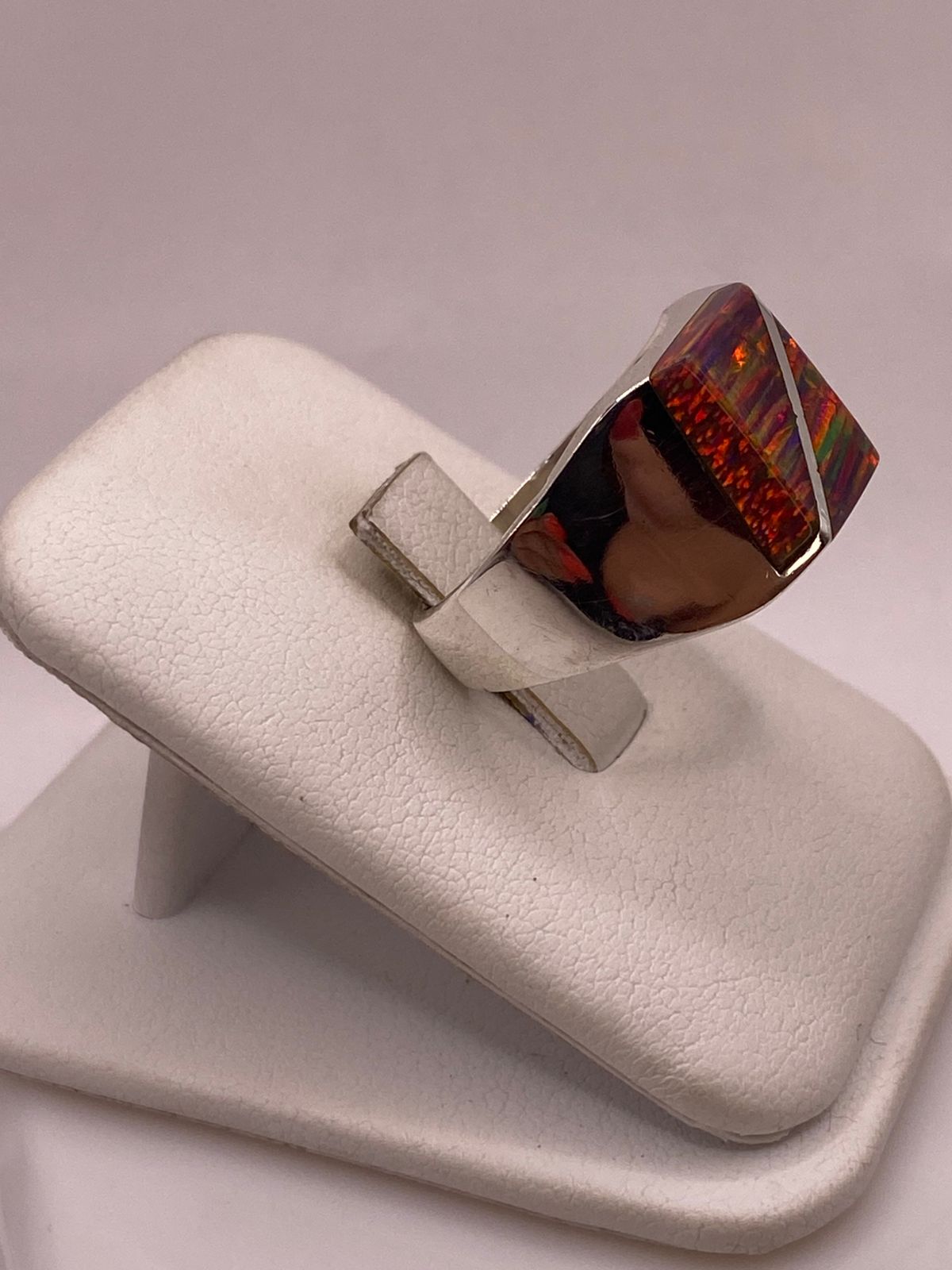 Anillo de Ópalo de Fuego Multicolor en Plata Ley .925