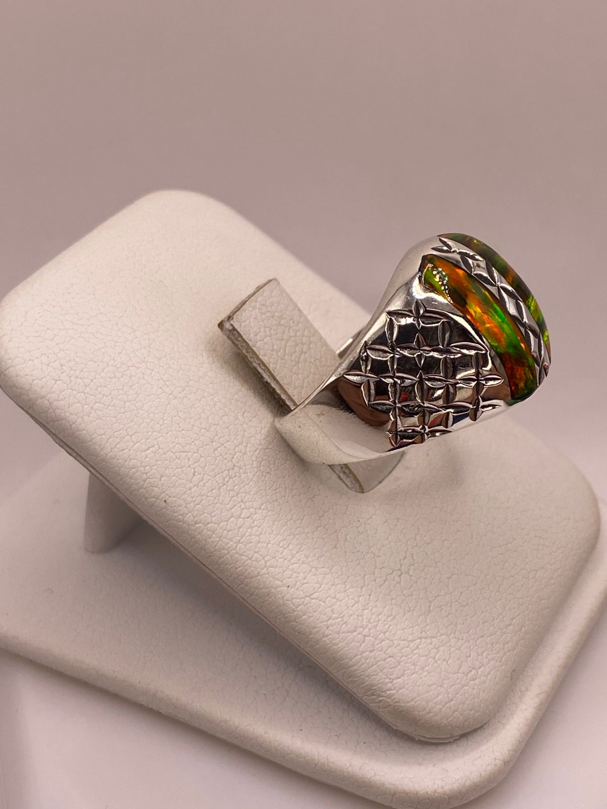 Anillo con Ópalo de Fuego Multicolor en Plata Ley .950