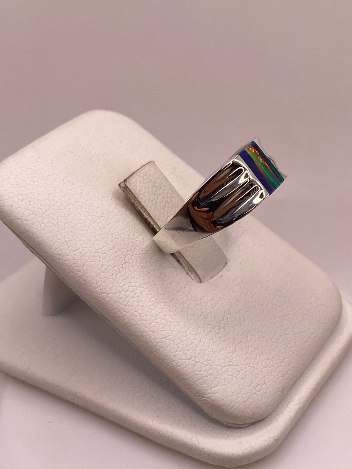 Anillo con Ópalo de Fuego Multicolor en Plata Ley .950