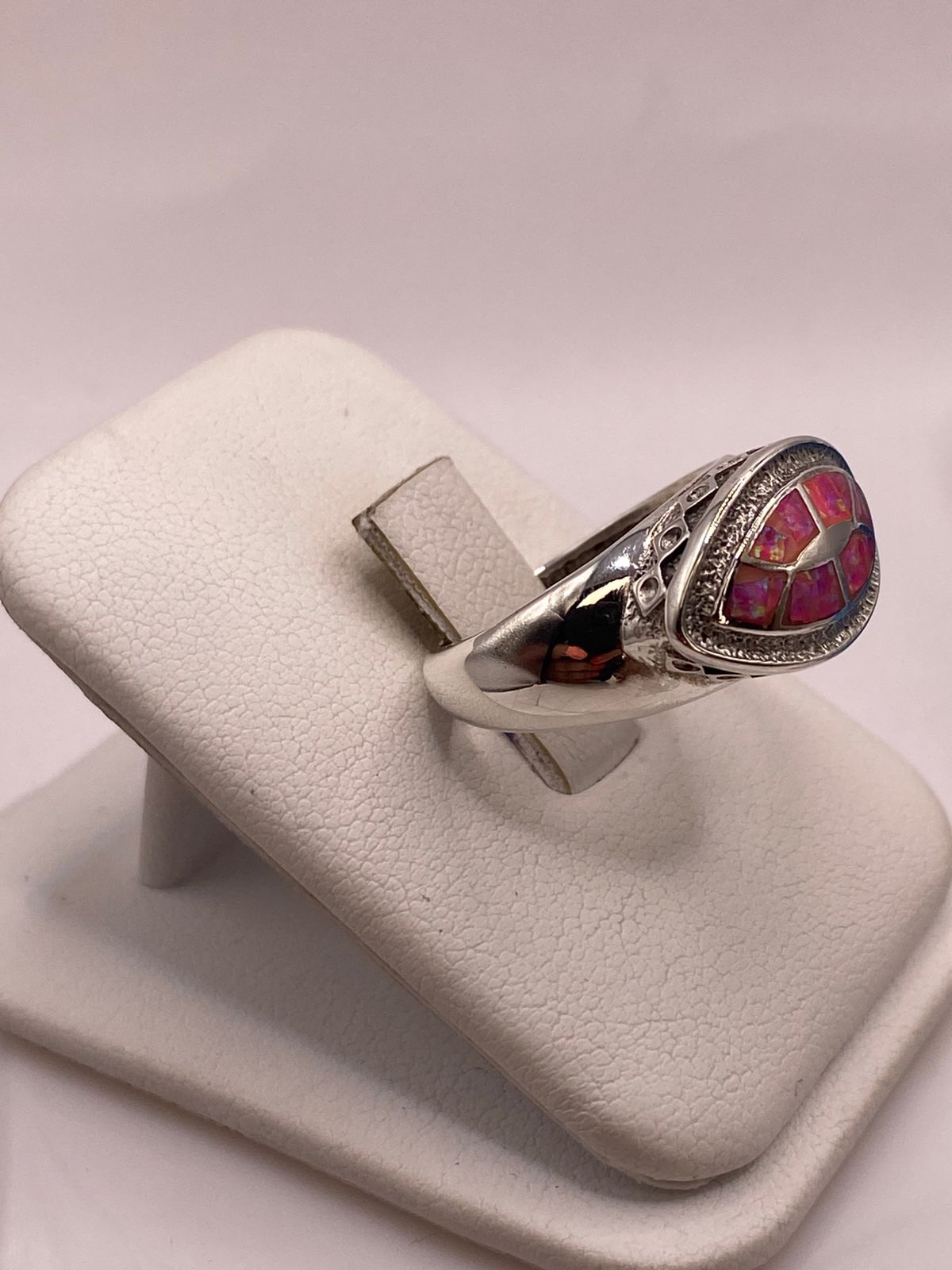 Anillo con Ópalo de Fuego Rosa Iridiscente en Plata Ley .950