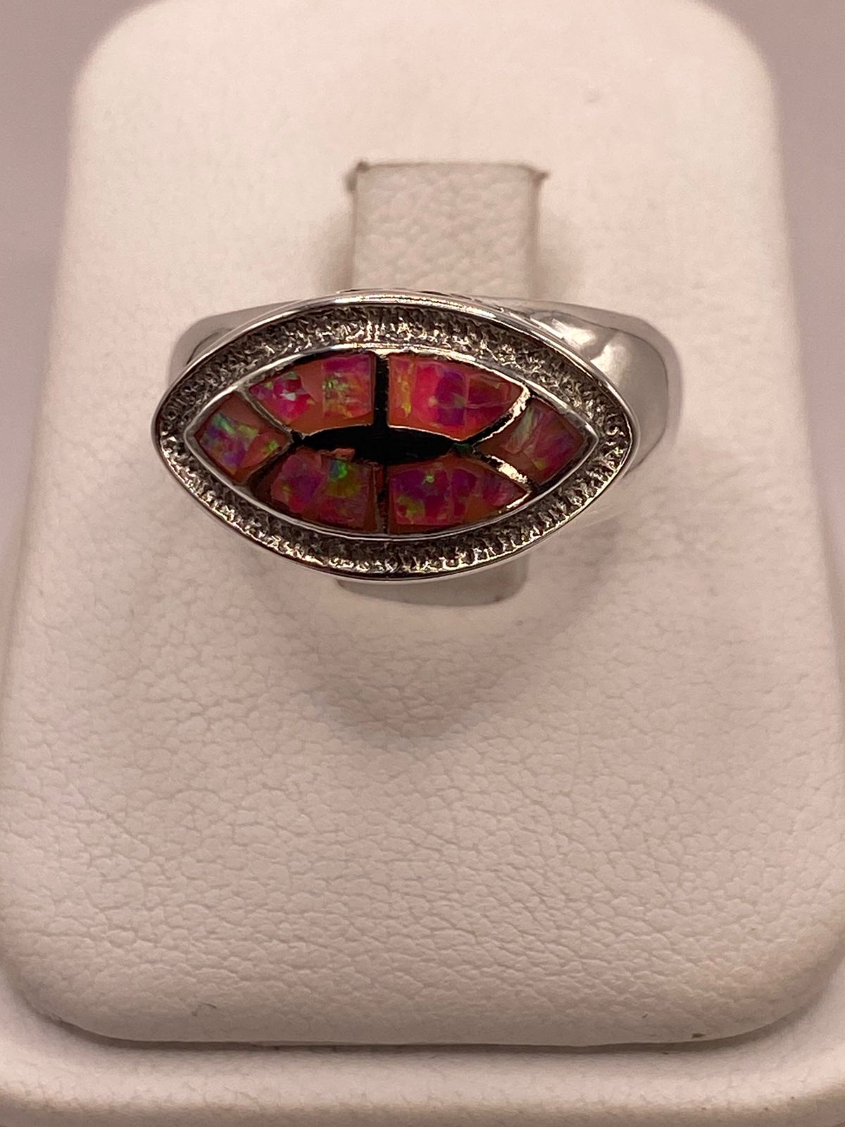 Anillo con Ópalo de Fuego Rosa Iridiscente en Plata Ley .950