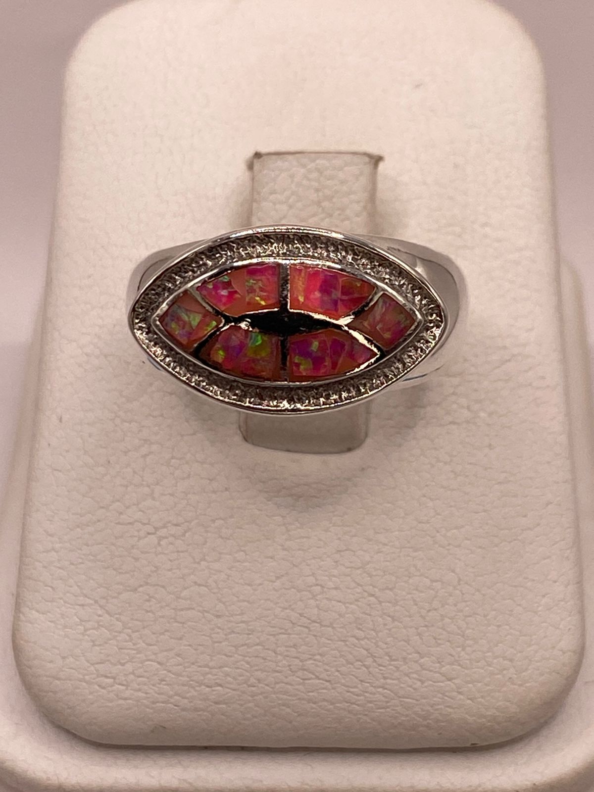 Anillo con Ópalo de Fuego Rosa Iridiscente en Plata Ley .950