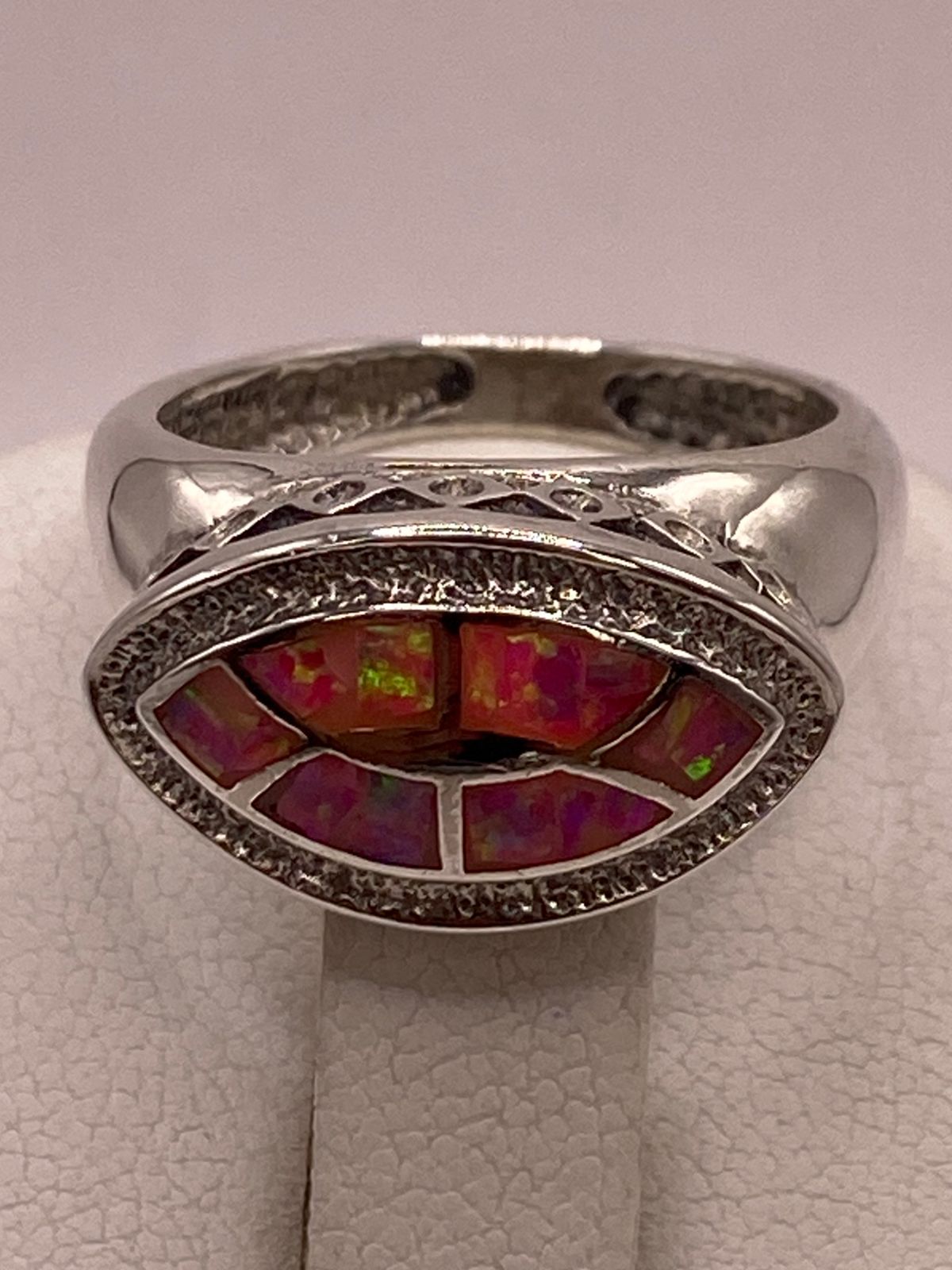 Anillo con Ópalo de Fuego Rosa Iridiscente en Plata Ley .950
