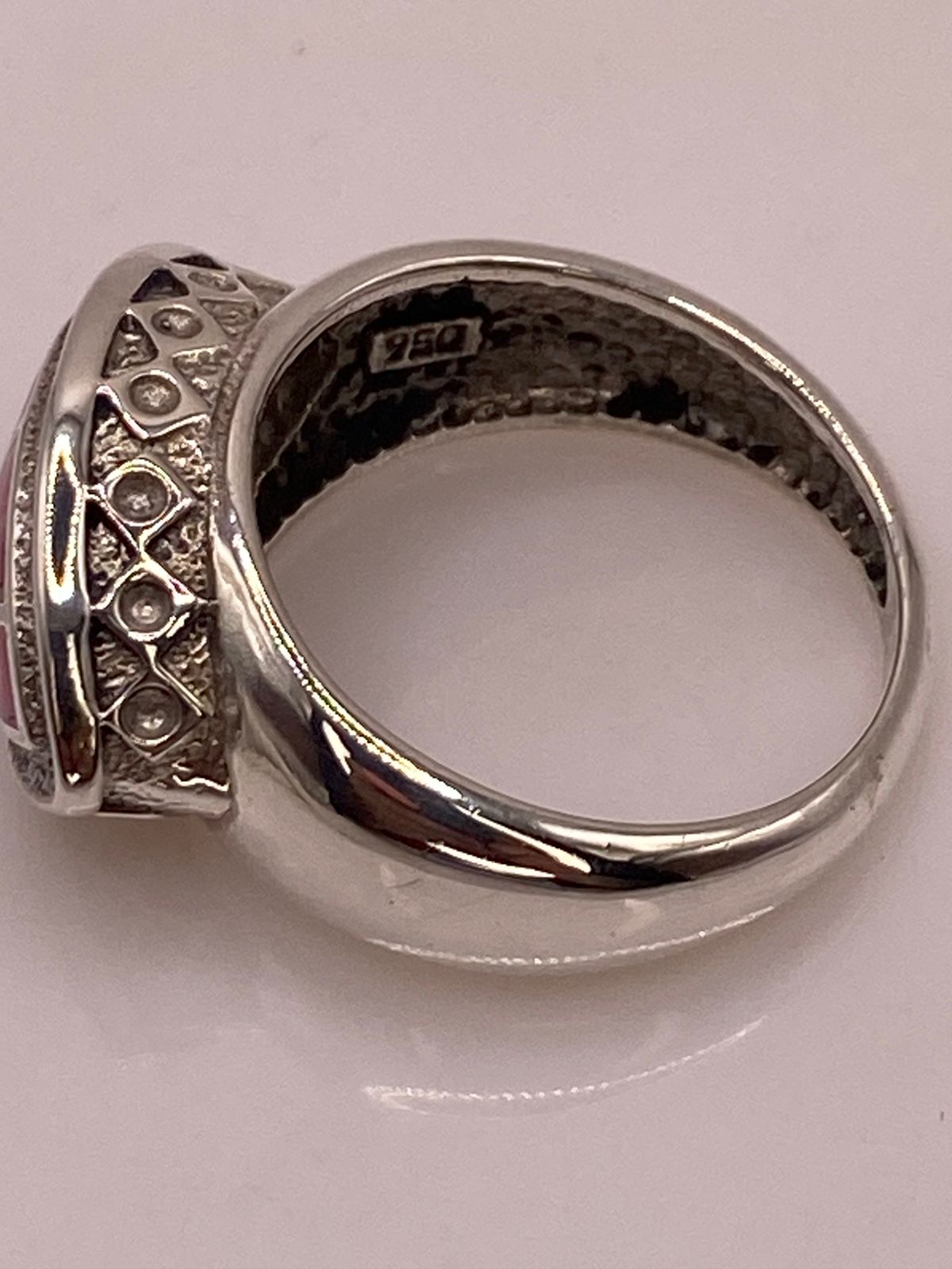 Anillo con Ópalo de Fuego Rosa Iridiscente en Plata Ley .950