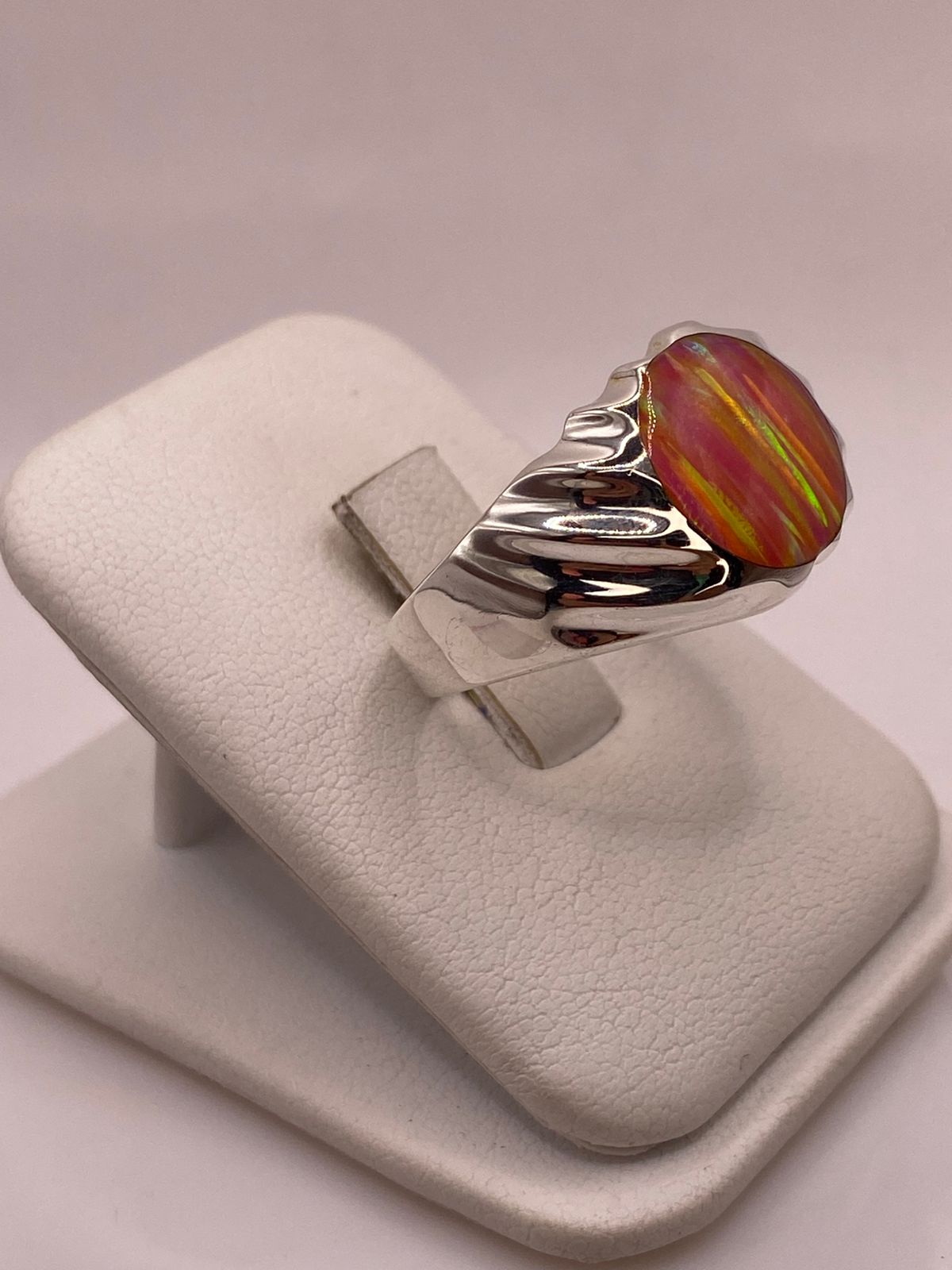 Anillo con Ópalo de Fuego Rosa Iridiscente en Plata Ley .950