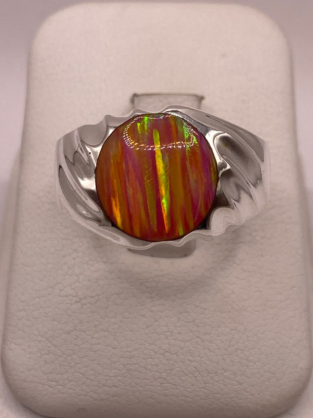 Anillo con Ópalo de Fuego Rosa Iridiscente en Plata Ley .950